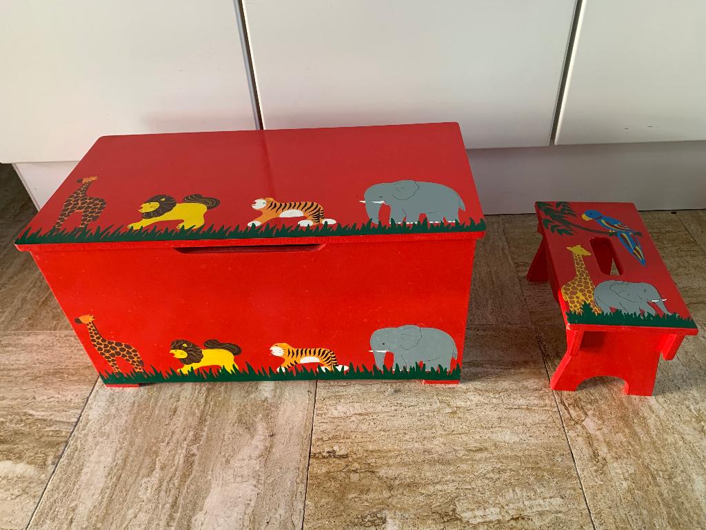 Houten opbergkist met dierenafbeeldinge en krukje, Ophalen, Gebruikt