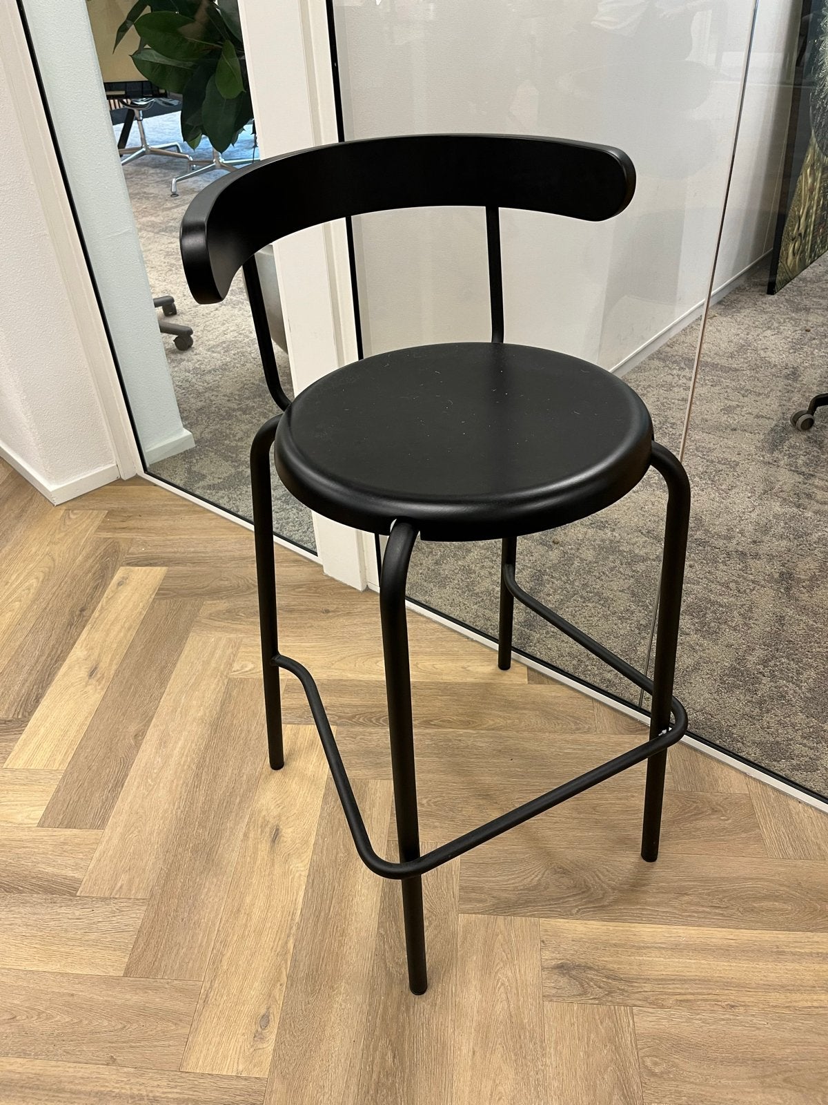 2x Zwarte barkruk YNGVAR - Zo goed als nieuw, Huis en Inrichting, Ophalen, Met voetsteun, Zo goed als nieuw, 90 cm of meer