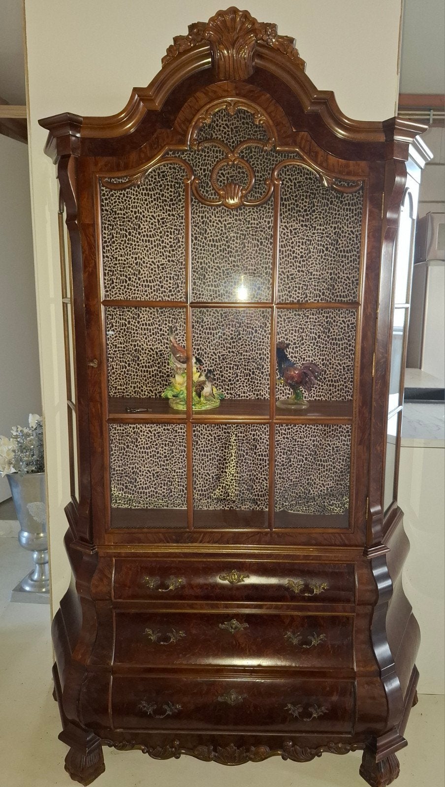 Prachtig klassieke vitrinekast met wortelnotenhout, Ophalen, Gebruikt, Barok, 100 tot 150 cm