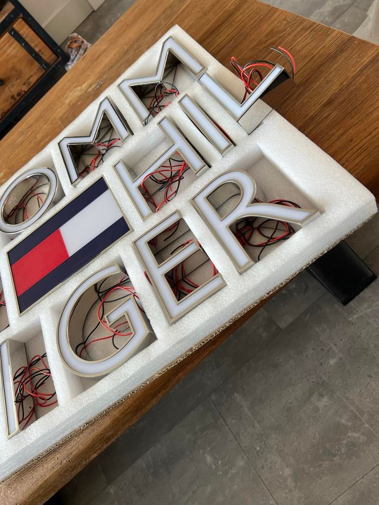 Tommy Hilfiger vintage reclamebord/sign, Verzamelen, Merken en Reclamevoorwerpen, Verzenden, Zo goed als nieuw, Reclamebord