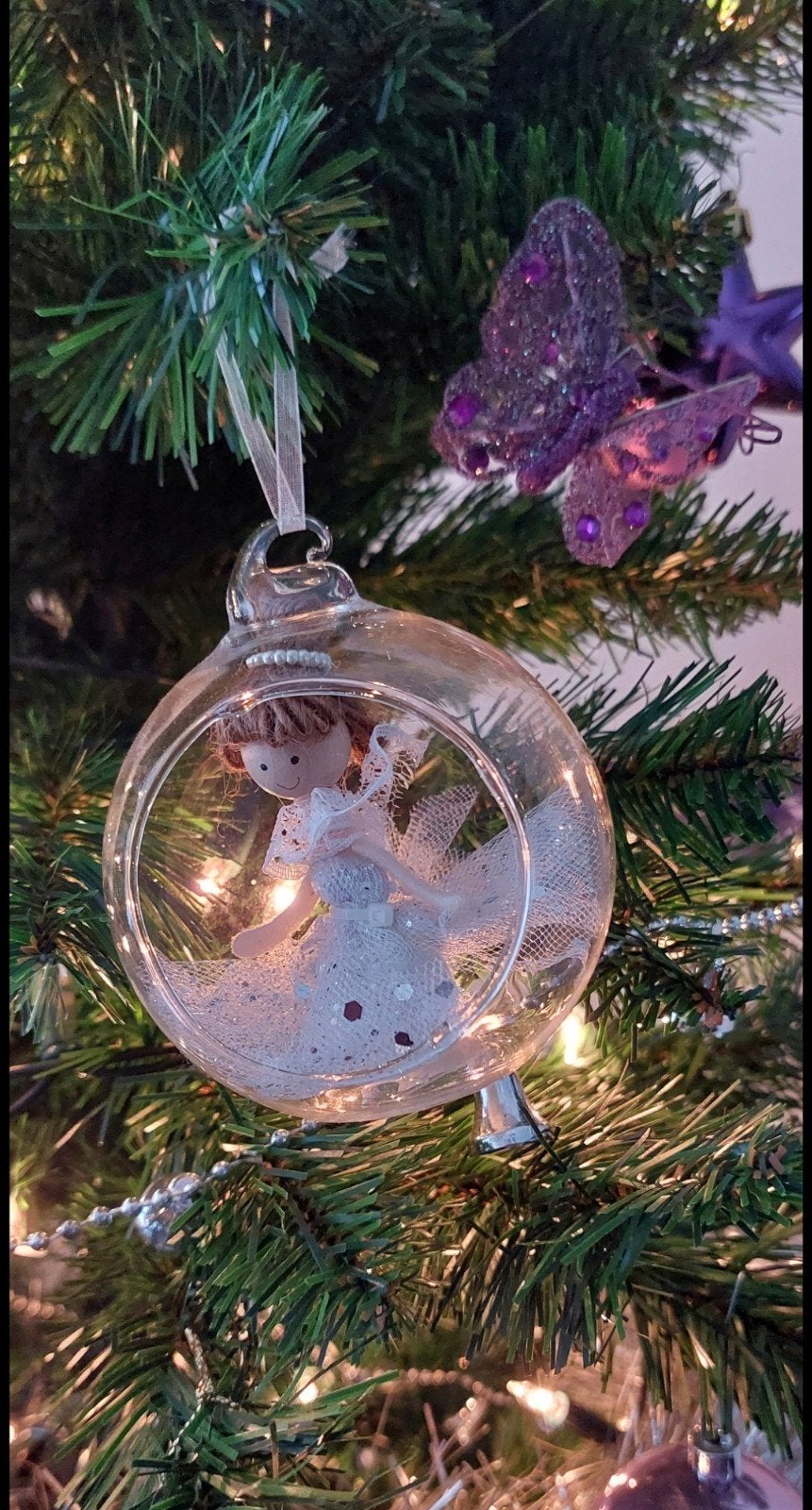 twee engeltjes in kerstbal, Ophalen