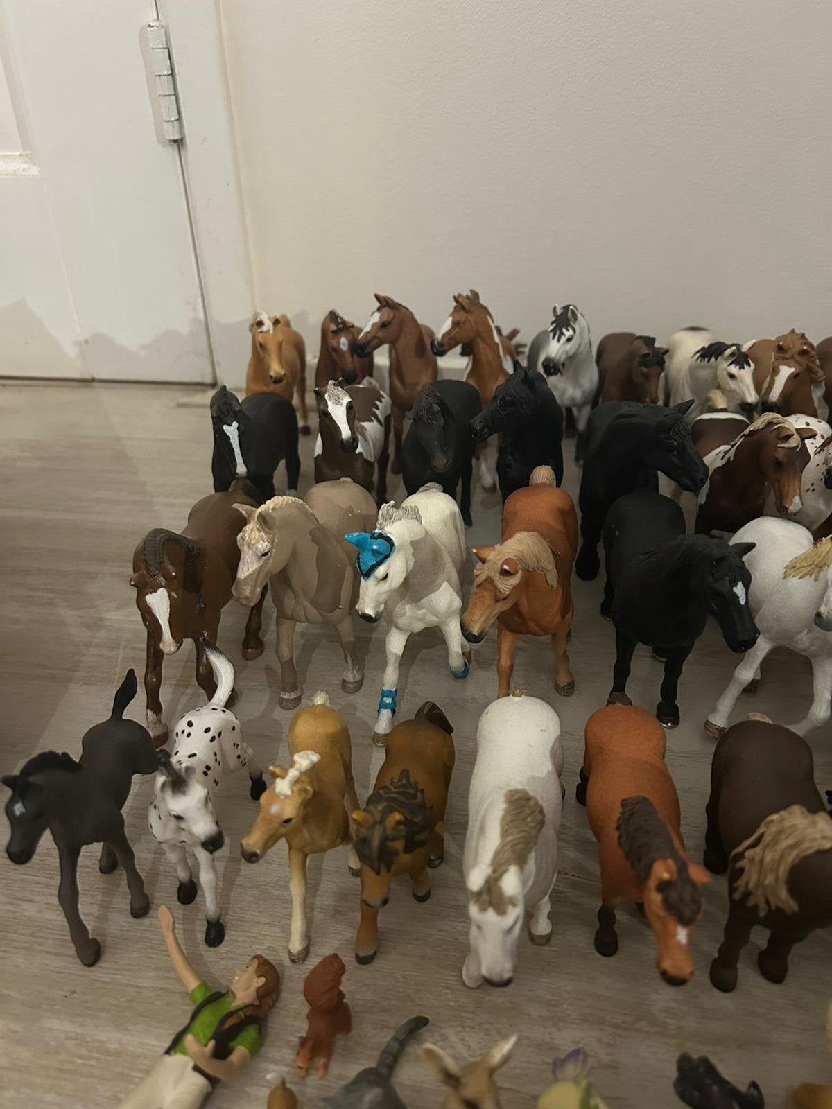 Grote Schleich collectie: 61 paarden, 2 stallen en acces, Ophalen, Nieuw