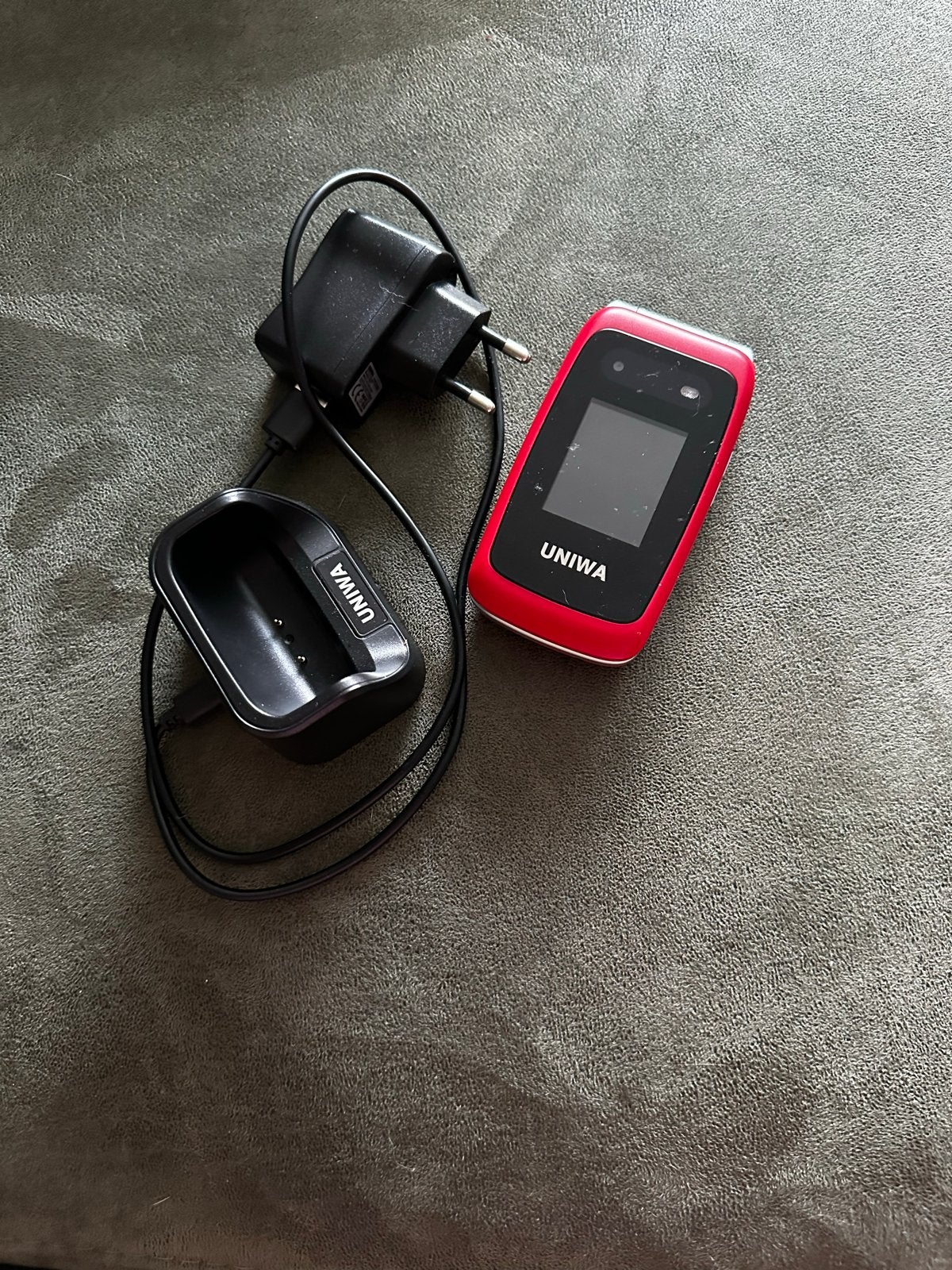 UNIWA V202T Klaptelefoon 4G Seniorentelefoon met Oplaadstati, Telecommunicatie, Inklapmodel, Ophalen of Verzenden, Zonder simlock