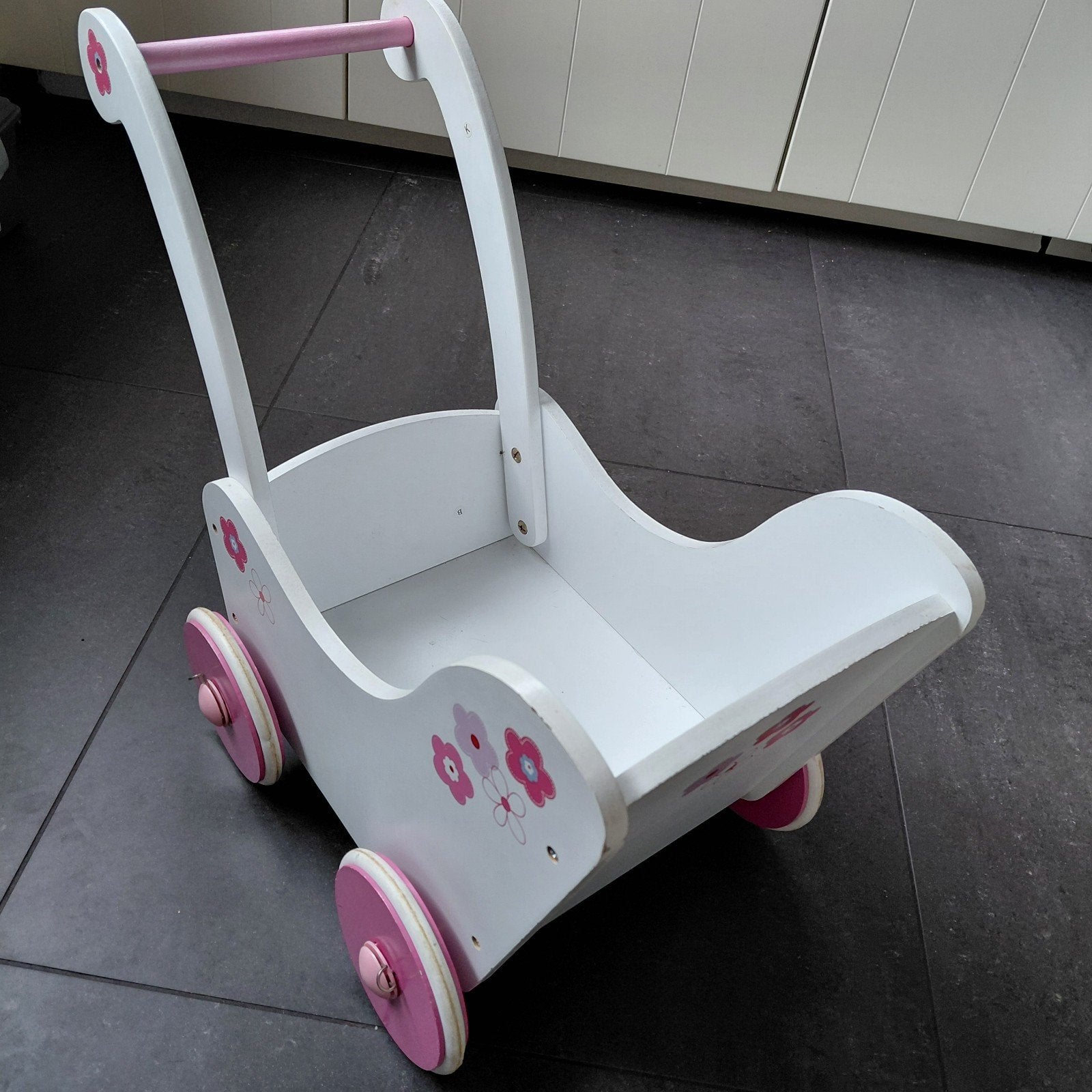Houten poppenwagen wit met roze bloemetjes, Ophalen of Verzenden, Gebruikt, Overige typen