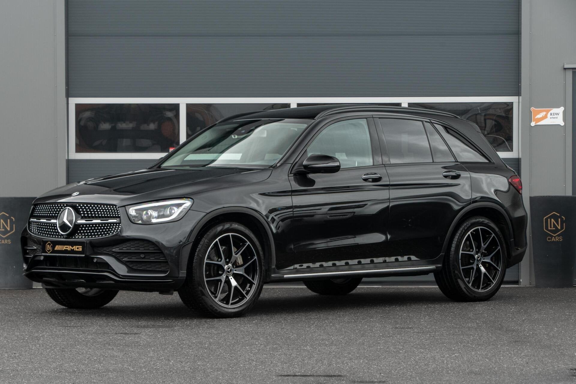 Mercedes GLC-klasse 300e 4MATIC AMG | DAB | PANO | HUD, Auto's, Automaat, Gebruikt, 4 cilinders, Met garantie (alle)