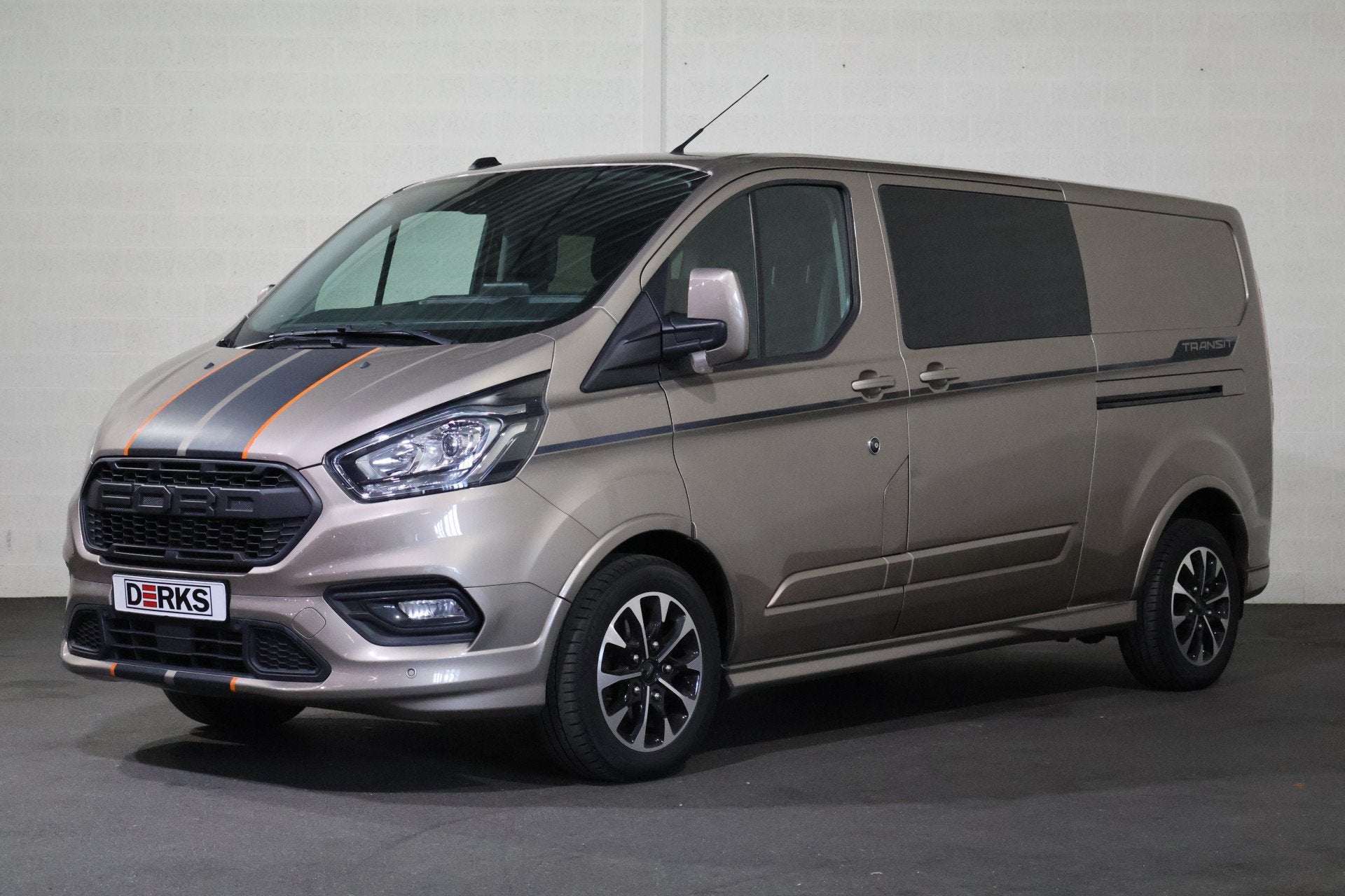 Ford Transit Custom 2.0 TDci 170pk L2 H1 Sport DC (bj 2023), 1998 cc, Gebruikt, 4 cilinders, Bruin