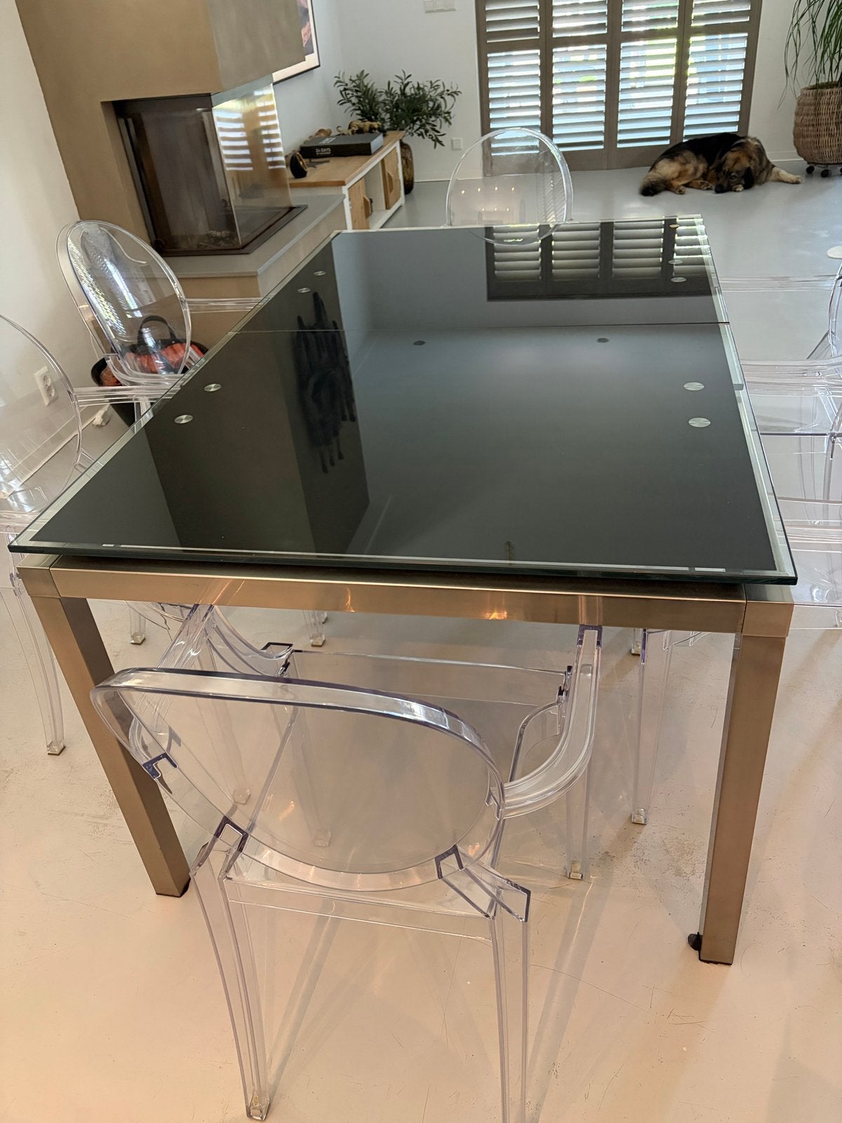 Moderne eettafel met glazen blad en metalen onderstel, Ophalen, Gebruikt, 50 tot 100 cm, Glas