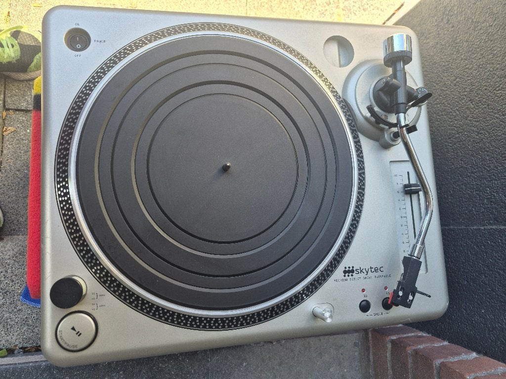 Skytec TEC3330 is een analoge direct-drive DJ-platenspeler, Gebruikt, Pitch-regelaar, Platenspeler, Ophalen
