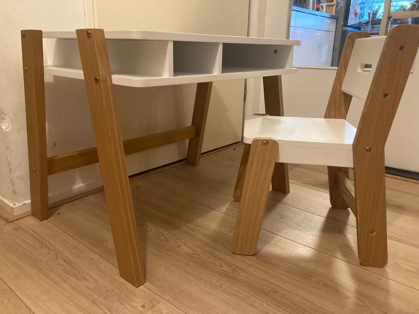 Kinder/kleuterbureau + stoel Architekt Vert Baudet, Kinderen en Baby's, Ophalen of Verzenden, Zo goed als nieuw, Tafel(s) en Stoel(en)
