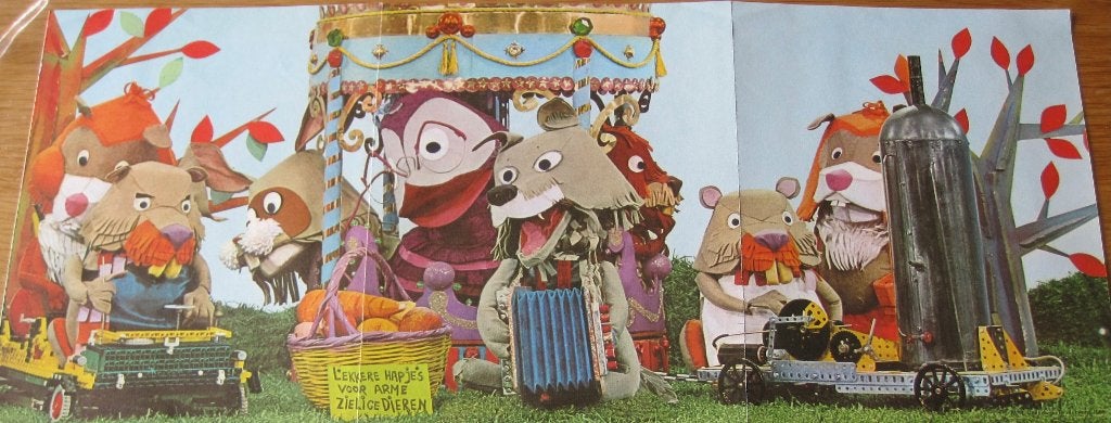 Uitklapbare kaart van de Fabeltjeskrant met alle dieren, Ophalen of Verzenden, 1960 tot 1980, Gelopen, Overige thema's