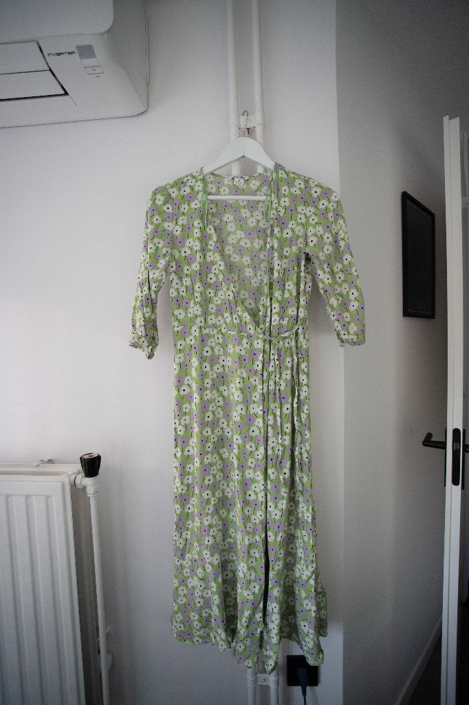 Groene wikkeljurk met bloemenpatroon Monki maat 34, Ophalen of Verzenden, Monki, Maat 34 (XS) of kleiner, Gedragen