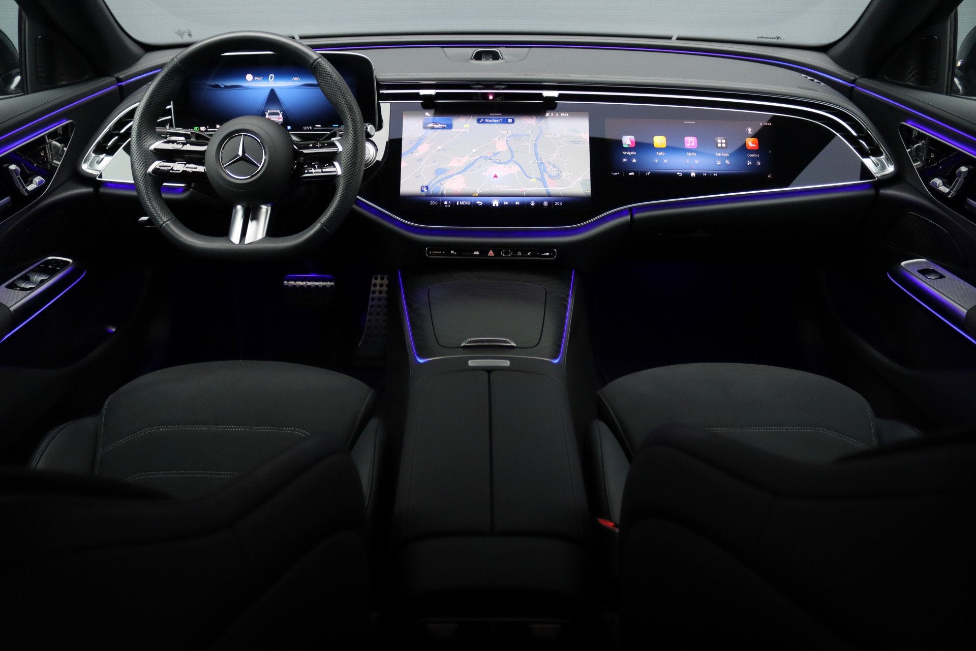 Mercedes-Benz E-Klasse 220 d AMG Line | Hyperscreen | Distro, Achterwielaandrijving, Gebruikt, 4 cilinders, Origineel Nederlands