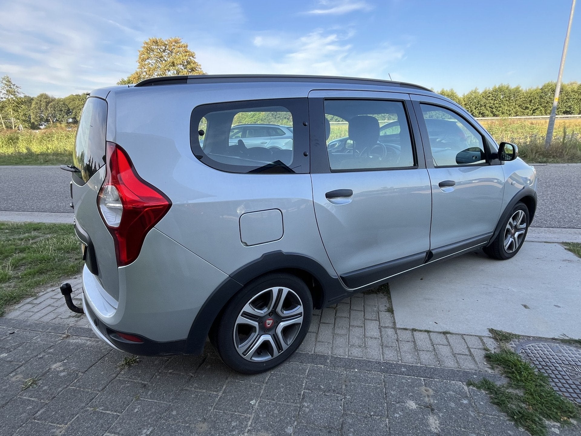 Dacia Lodgy 1.3 TCe 131 PK Tech Road 7-Persoons / Trekhaak /, Auto's, Dacia, Voorwielaandrijving, 12 maanden, Stof, Gebruikt