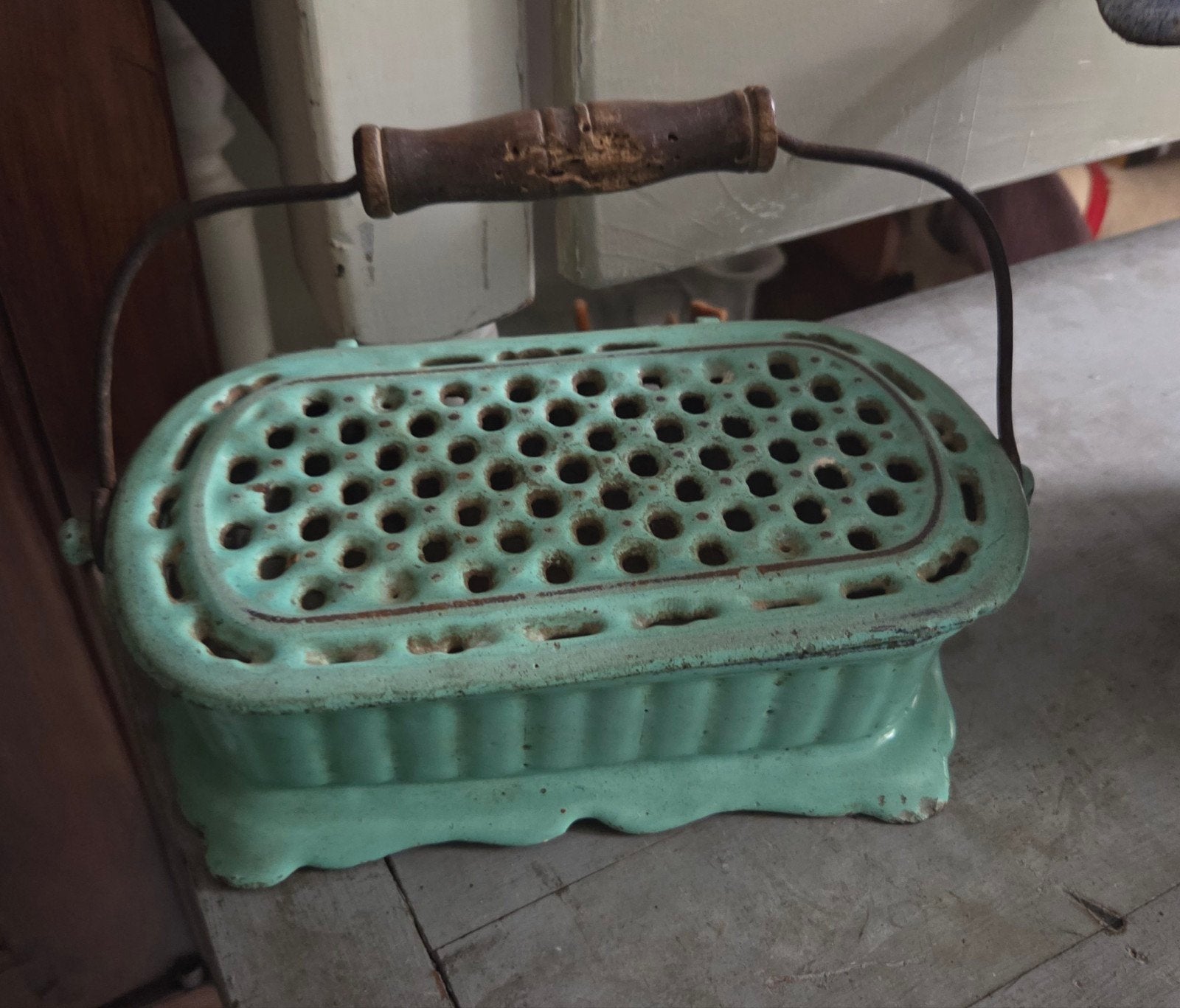 Antieke Franse gietijzeren geëmailleerde rechaud met houten, Antiek en Kunst, Ophalen of Verzenden