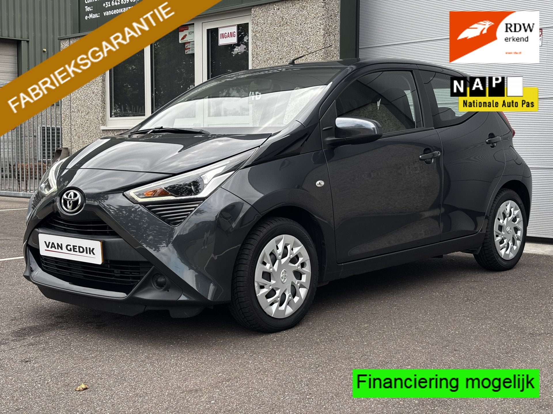 Toyota Aygo 1.0 VVT-i x-play Automaat Navi Carplay Camera Na, Dealer onderhouden, Stof, Gebruikt, Euro 6