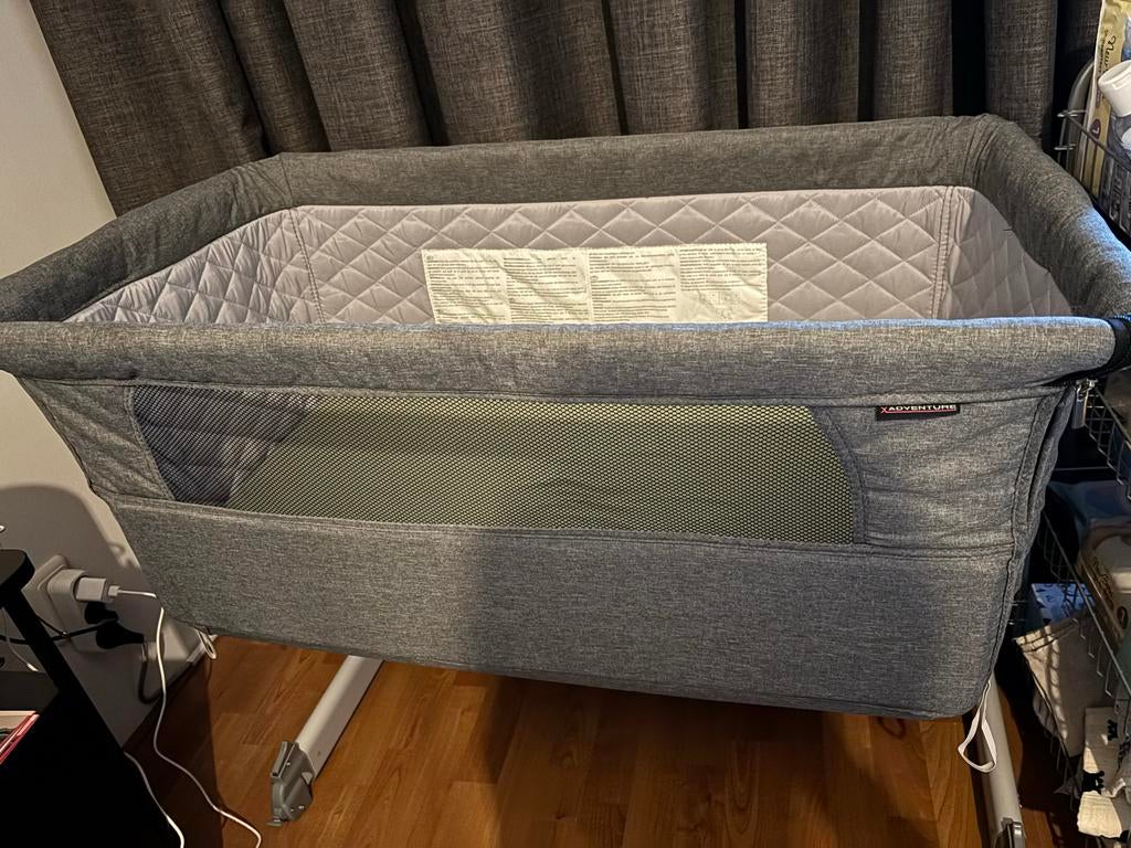 Co-sleeper grijs adventurer, verstelbaar en met wieltjes, Kinderen en Baby's, Babywiegjes en Ledikanten, Ophalen, Zo goed als nieuw