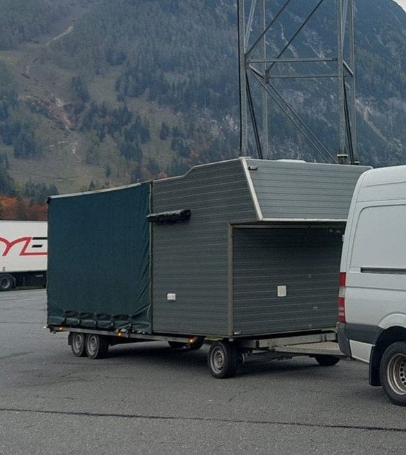 Gesloten Schamel Aanhanger met Slaapcabine en Autovervoer, Ophalen