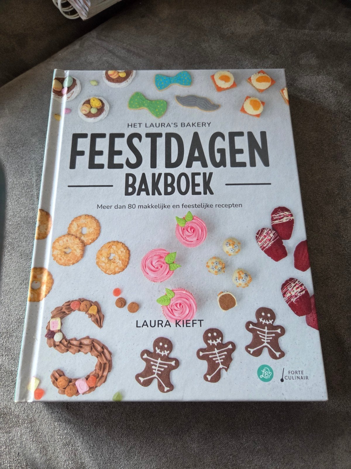 Het Laura's Bakery Feestdagen Bakboek - Laura Kieft, Ophalen of Verzenden, Zo goed als nieuw, Laura Kieft, Taart, Gebak en Desserts