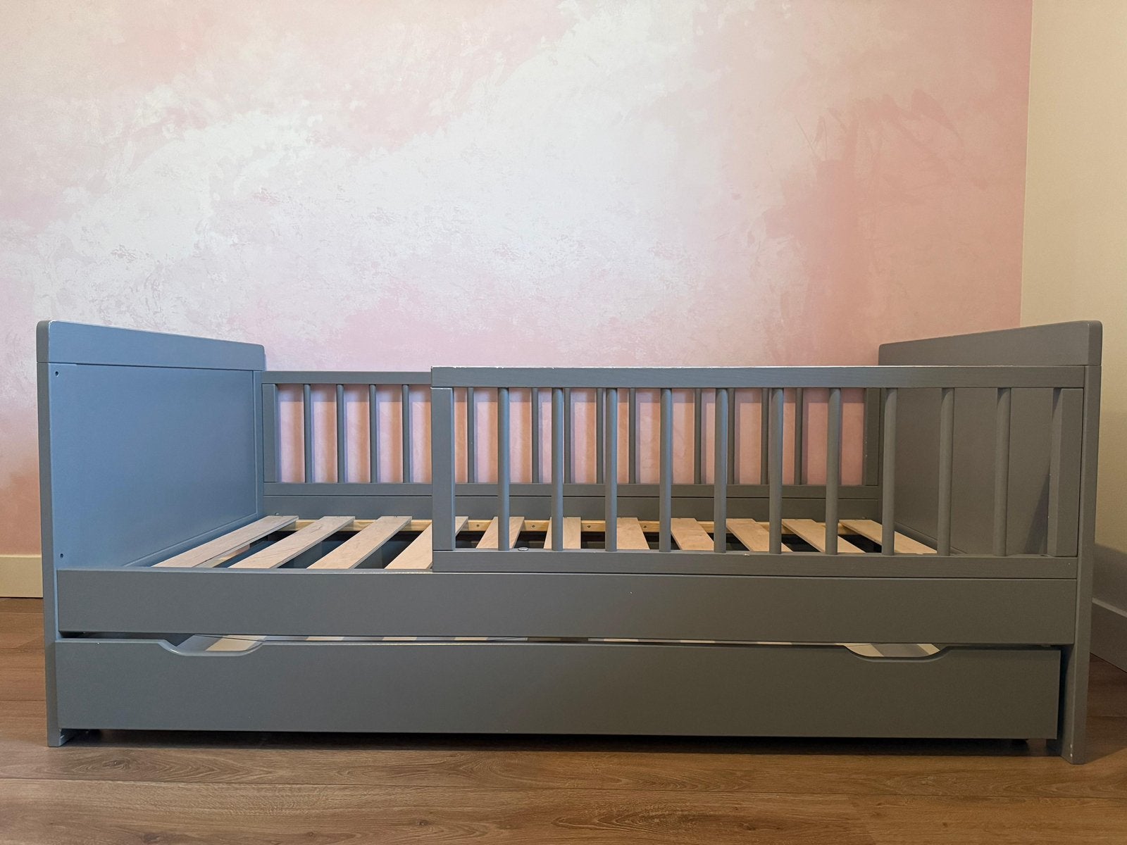 Petite Amélie | Peuterbed Léon grijs 140 x 70 incl. opbergla, Kinderen en Baby's, Kinderkamer | Bedden, Ophalen, Gebruikt, 70 tot 85 cm