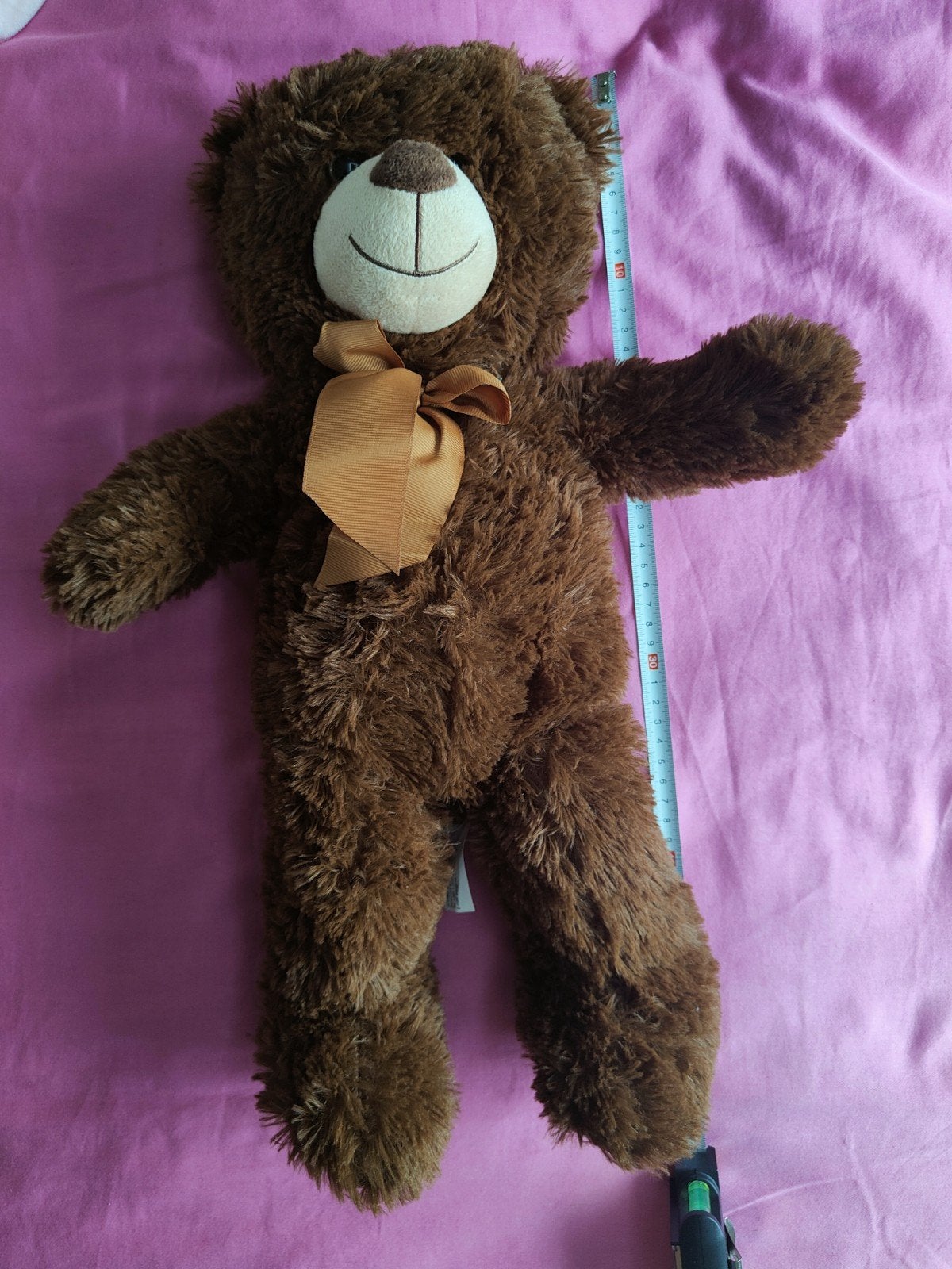 Donkerbruine knuffelbeer met strik - 52 cm - uit Kroatië, Beer, Ophalen of Verzenden, Zo goed als nieuw, Middelgroot (20 tot 80 cm)