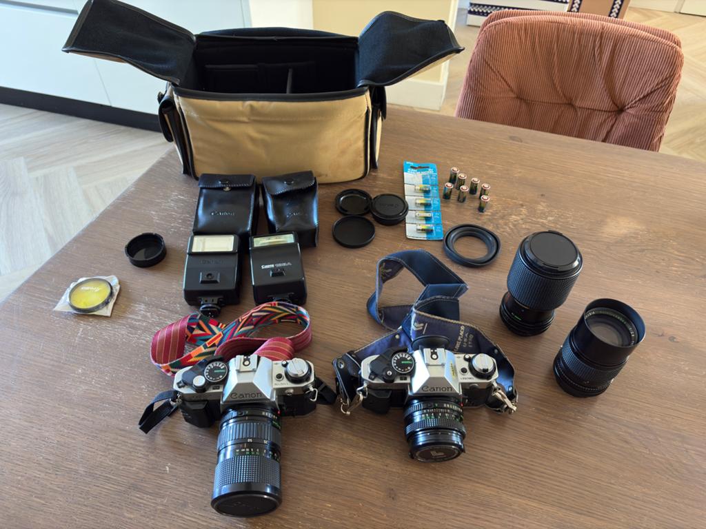 2x Canon AE1 Program met 4 lenzen, flitsers en accessoires, Audio, Tv en Foto, Fotocamera's Analoog, Ophalen of Verzenden, Gebruikt