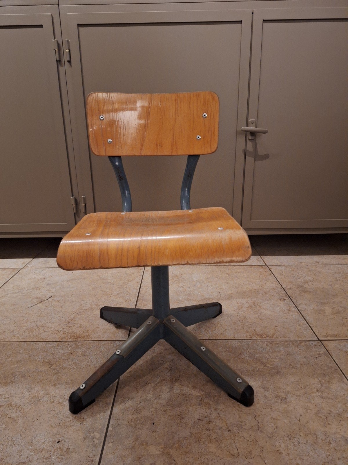 Oud schoolstoeltje met gebruikssporen op stoelpoten-, Ophalen