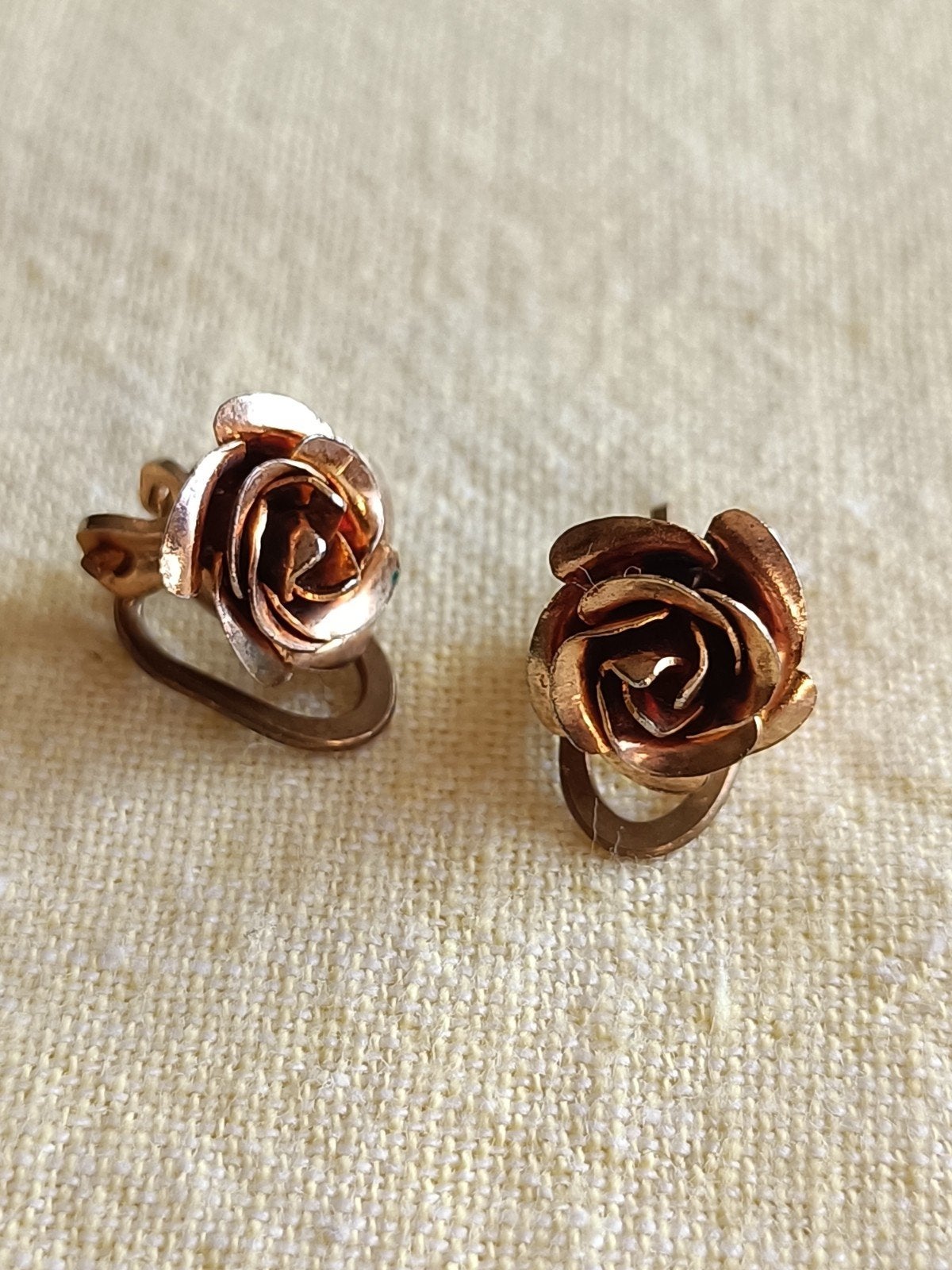 Vintage oorclipjes roos, Sieraden, Tassen en Uiterlijk, Broches, Overige materialen, Gebruikt, Minder dan 4 cm, Ophalen of Verzenden