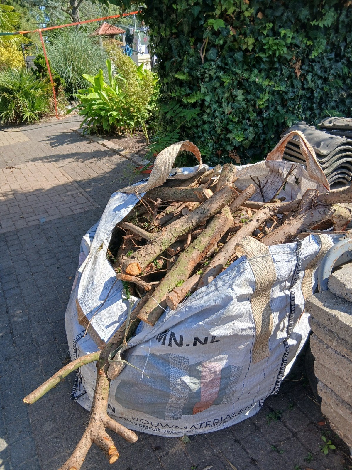 Grote zak en kar vol kachelhout (deels gezaagd), Minder dan 3 m³, Ophalen of Verzenden, Overige houtsoorten, Blokken