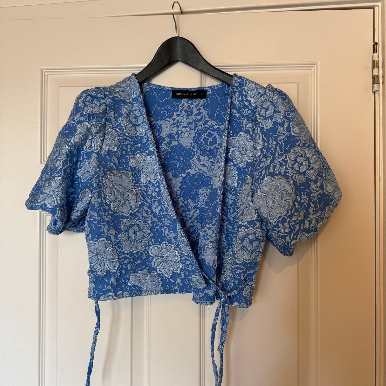 Guts & Gusto blauwe wikkeltop met bloemenprint maat S, Guts & Gusto, Blauw, Ophalen of Verzenden, Zo goed als nieuw