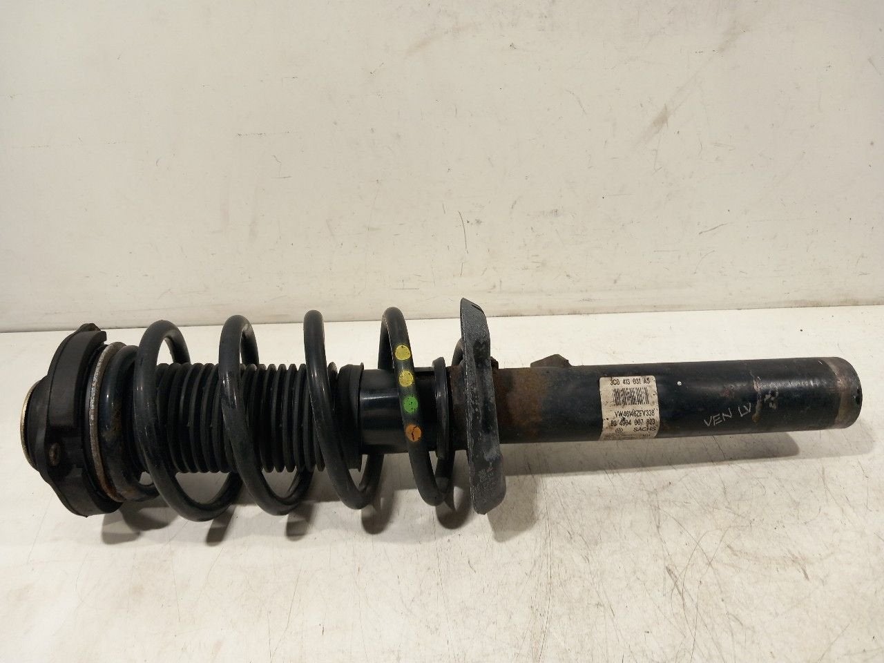 Veerpoot links voor Volkswagen Passat, Auto-onderdelen, Onderdelen@venauto.nl, Van der Ven Autorecycling B.V., Gebruikt, Ettenseweg 76, 4706 PB Roosendaal, The Netherlands