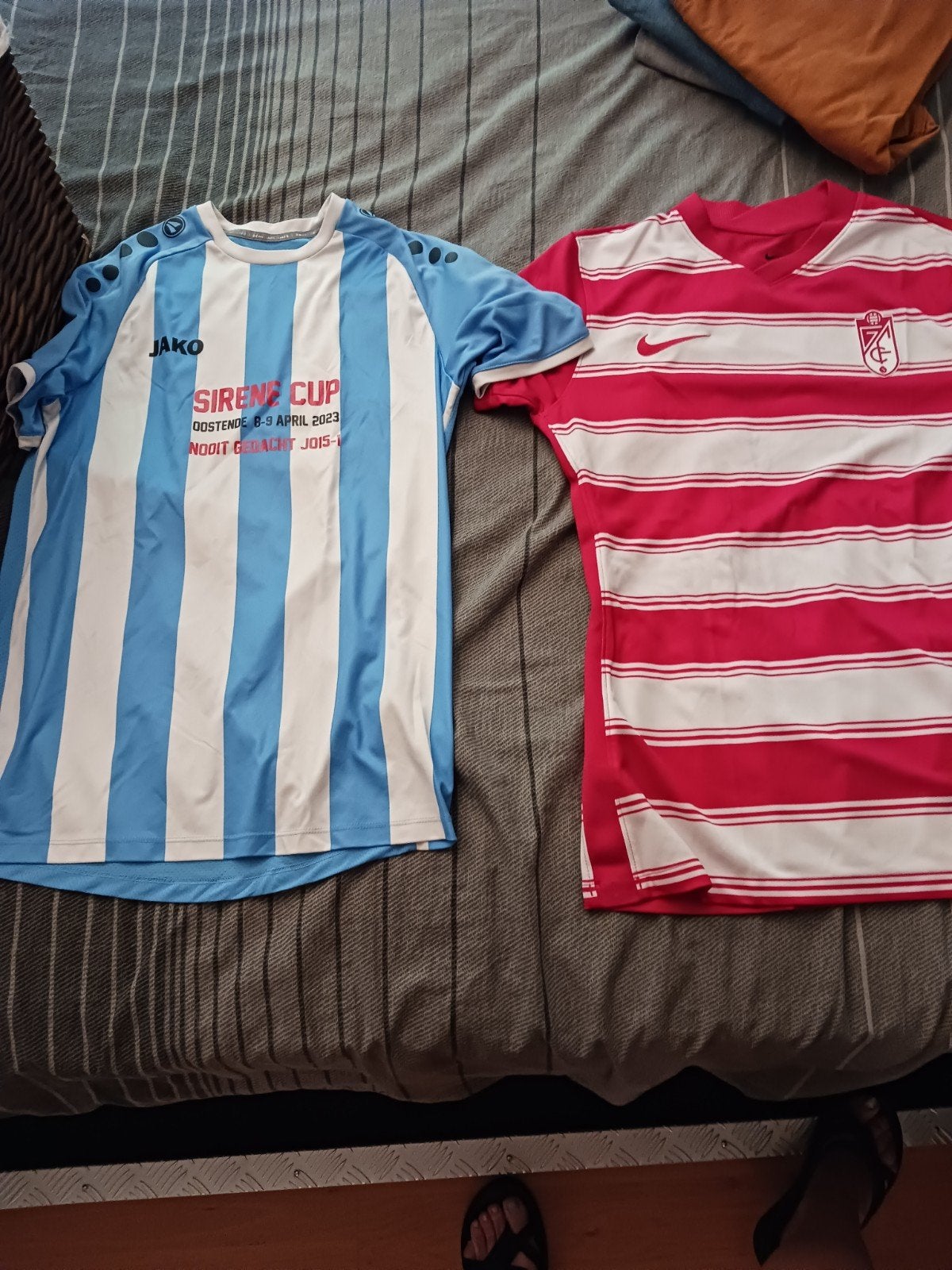 2 voetbalshirts maat S en M, Kleding | Heren, Heren-kledingpakketten, Ophalen