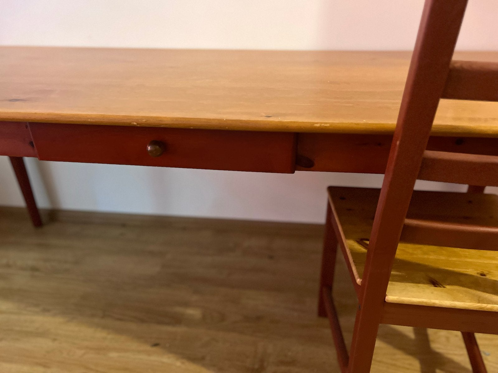 Houten eettafel met rode poten en lade IKEA, Huis en Inrichting, Ophalen, Gebruikt, 50 tot 100 cm, 150 tot 200 cm