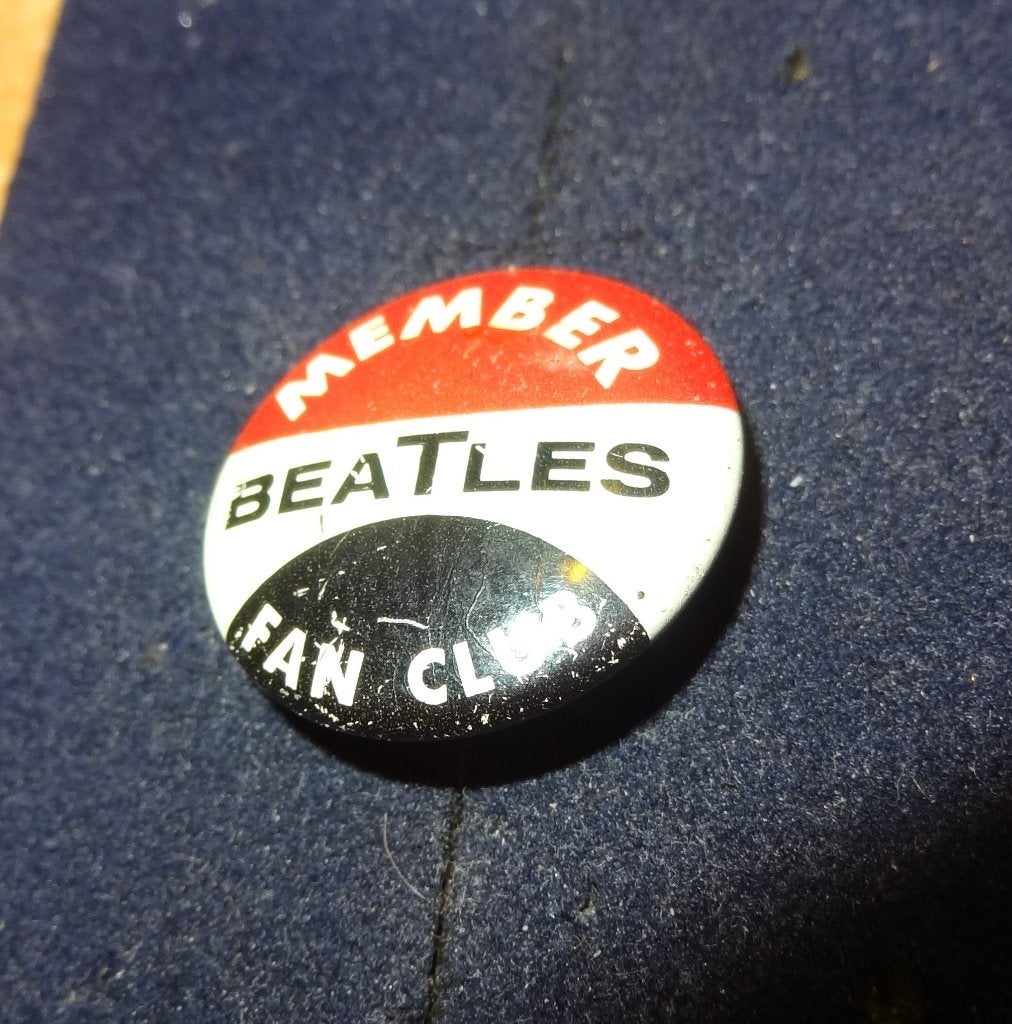 Beatles Member Beatles Fan Club ROOD uit 1964, Verzenden, Gebruikt, Overige onderwerpen, Button
