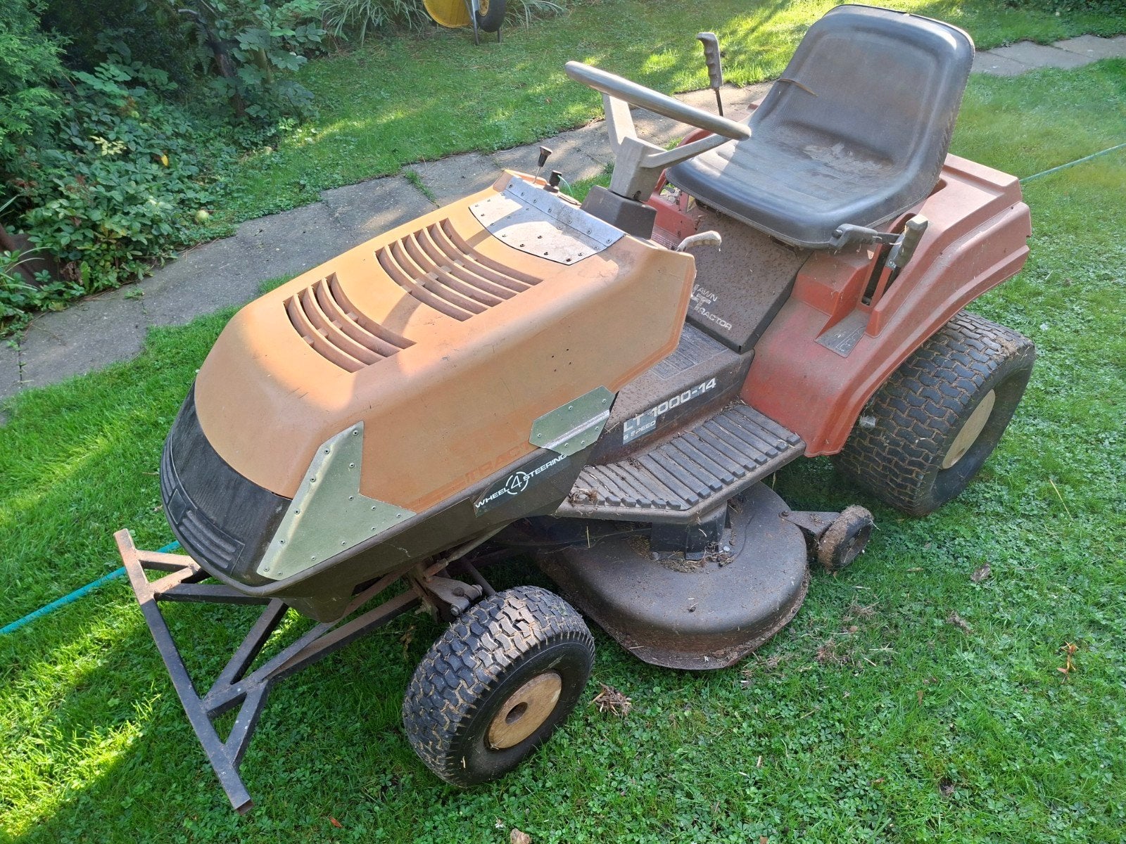 Husqvarna LT 1000 Zitmaaier - Krachtige Benzine Grasmaaier, Tuin en Terras, Cirkelmaaier, Gebruikt, Ophalen of Verzenden, Opvangbak