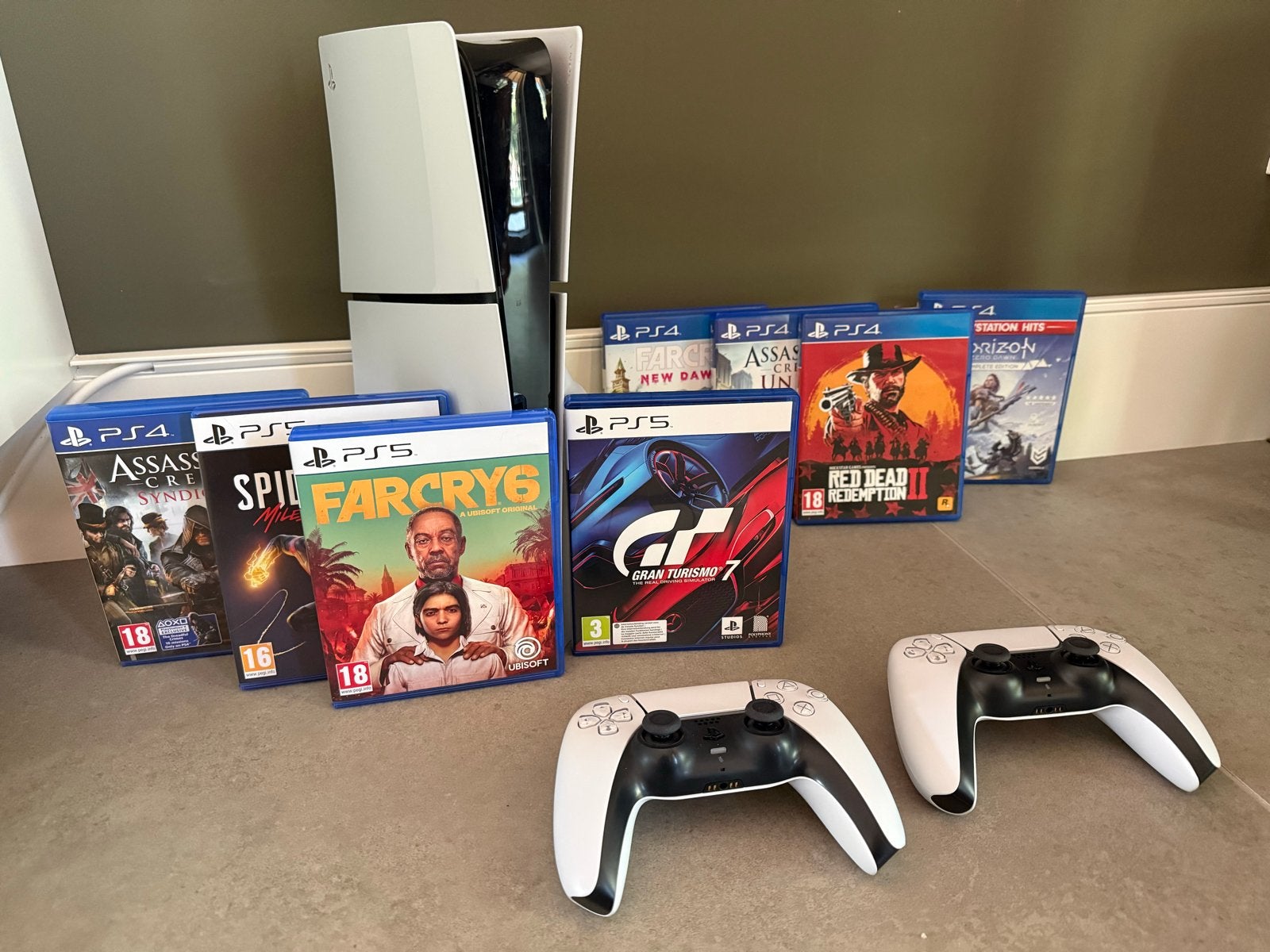 PlayStation 5 Disc Edition met 2 controllers en 8 games, Avontuur en Actie, Vanaf 18 jaar, 2 spelers, Eén computer