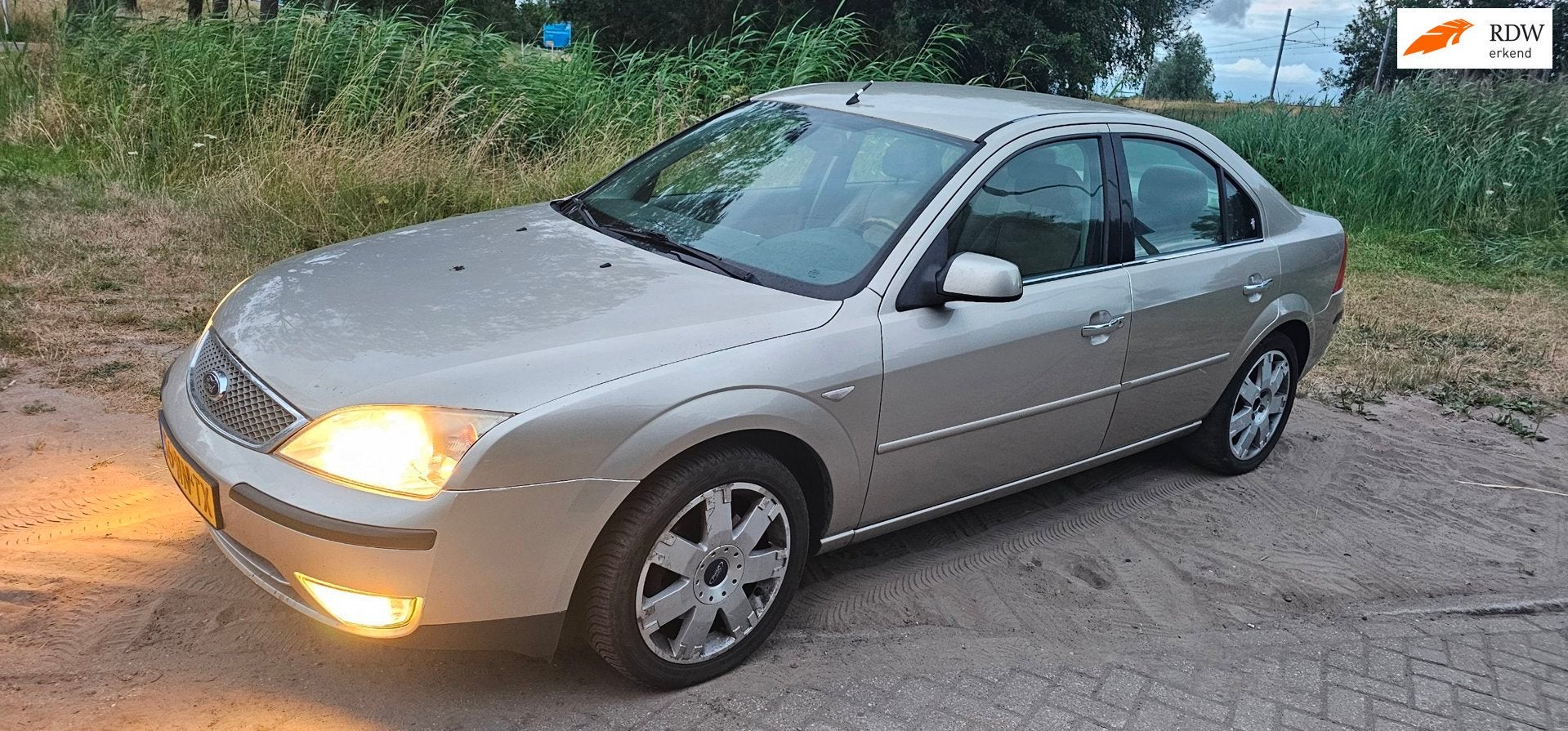 Ford Mondeo 2.0-16V Ghia Executive automaat, Auto's, Ford, Stoelverwarming, Mondeo, Beige, Bedrijf