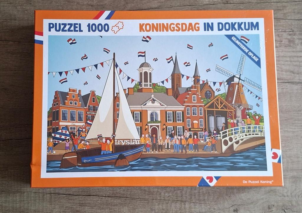 Puzzel nieuw in doos 1000 stukjes Koningsdag in Dokkum 2026, Hobby en Vrije tijd, Denksport en Puzzels, Ophalen of Verzenden, 500 t/m 1500 stukjes