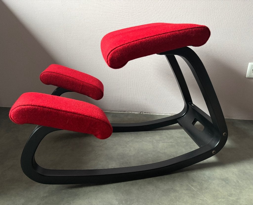 Nieuw beklede Variér (Stokke) Variable Balans kniestoel, Ophalen, Zo goed als nieuw, Bureaukruk, Rood