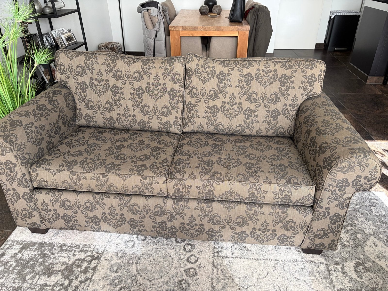 Twee comfortabele 2,5-zits banken (bruin en zwart/ecru), Ophalen, Gebruikt, 150 tot 200 cm, Driepersoons