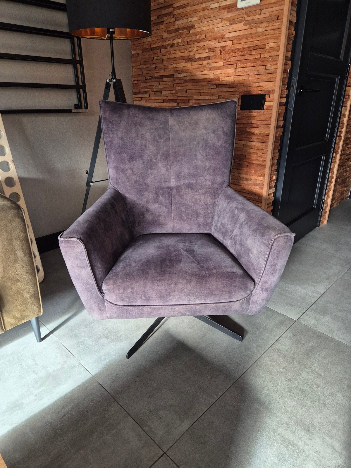 Comfortabele grijze fauteuil met draaivoet, Huis en Inrichting, Ophalen, Gebruikt, Minder dan 75 cm, Modern comfort