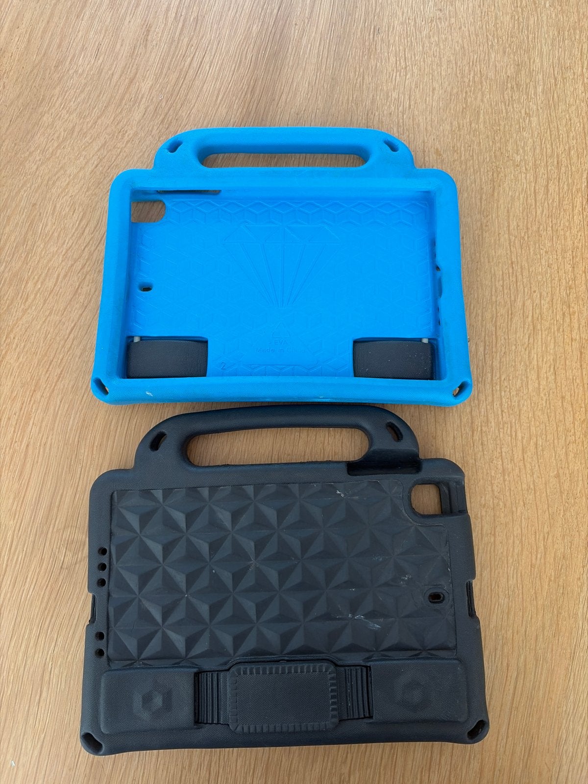 Twee stevige hoesjes voor iPad Mini - Blauw en Zwart, Kunststof, Gebruikt, Overige merken, Blauw