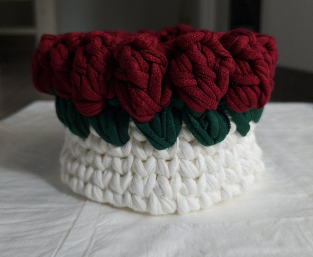 Wit gehaakt rozenmandje met rode rozen, Verzenden, Textiel, Overige typen, Rond