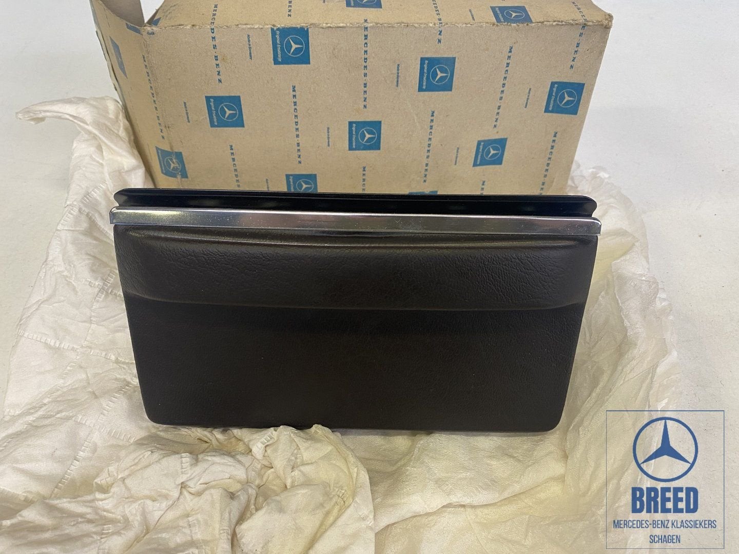 NOS asbak donkerrood Mercedes-Benz W114 W115 /8 1e serie, Auto-onderdelen, Interieur en Bekleding, -, Nieuw, Ophalen of Verzenden