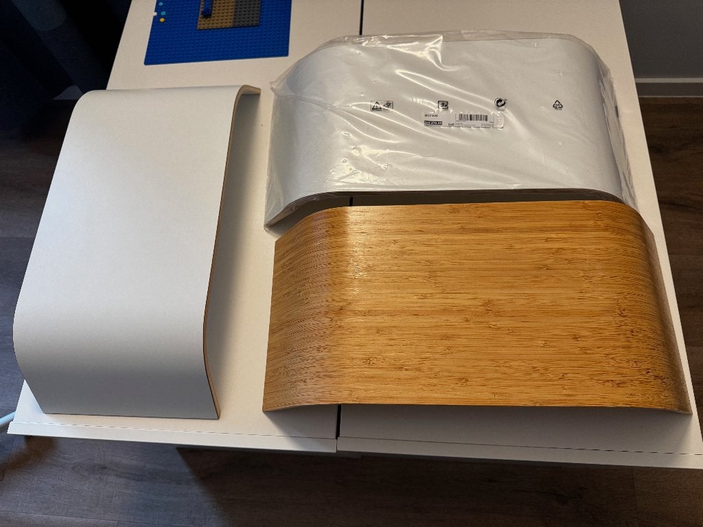 IKEA Sigfinn monitorstandaard bamboe/wit, Ophalen of Verzenden, Zo goed als nieuw, IKEA, In hoogte verstelbaar