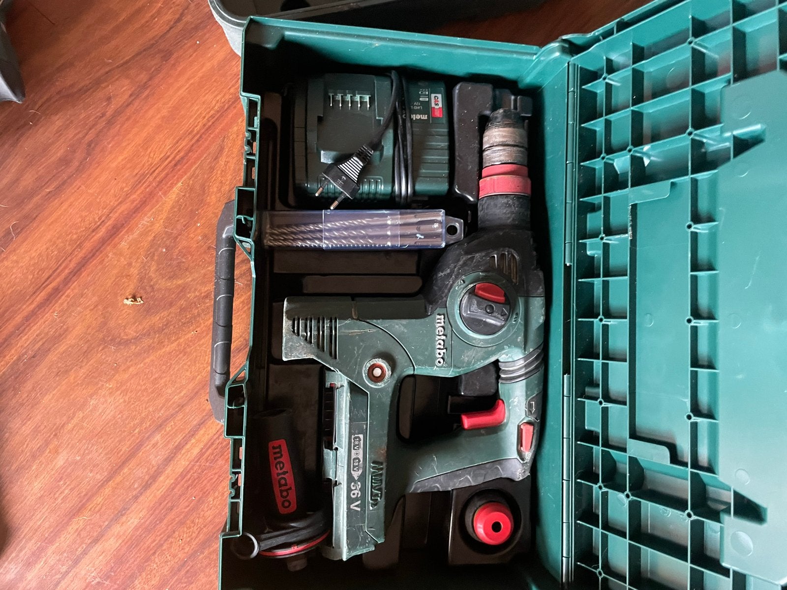 Foto 4 van Metabo accugereedschap set: Boorhamer & Haakse slijper