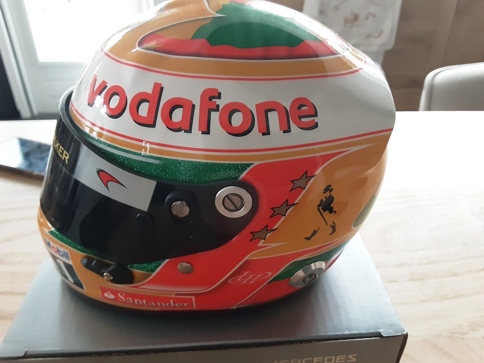 Lewis Hamilton F1 Helm Miniatuur Vodafone McLaren Mercedes, Verzamelen, Ophalen of Verzenden, Nieuw, Formule 1