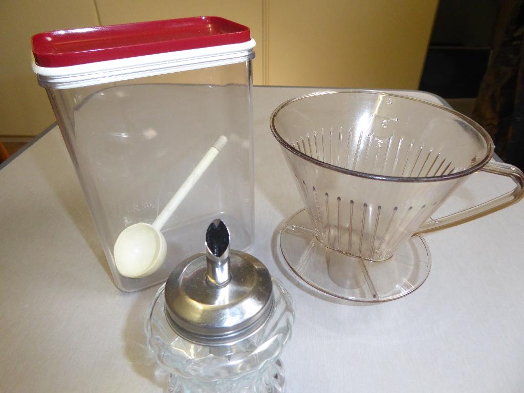 kampeer materialen: koffiebus, suiker pot, filterhouder., Ophalen