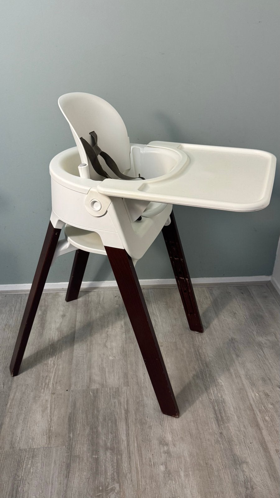 Stokke Steps kinderstoel met eetblad en gordel, Kinderen en Baby's, Kinderstoelen, Gebruikt, Meegroeistoel, ?, Afneembaar eetblad