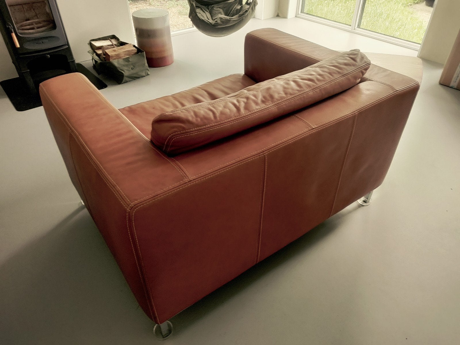 Comfortabele leren loveseat met chromen pootjes, Gebruikt, Tweepersoons, 75 tot 100 cm, Ophalen of Verzenden