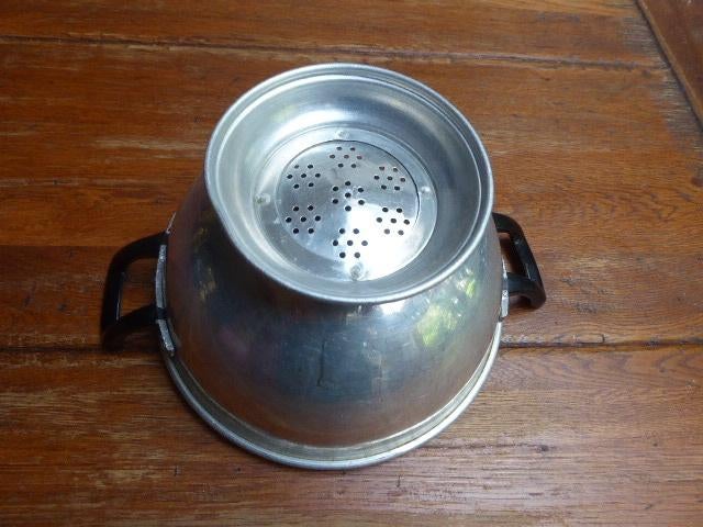 Antiek aluminium vergiet met bakelieten handgrepen, Ophalen of Verzenden